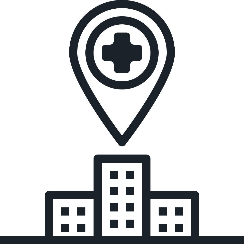 Grafisch dargestellt ist ein Krankenhaus, auf welches ein Standortsymbol gerichtet ist, auf dessen Mitte ein Kreuz als Zeichen für Medizin abgebildet ist.