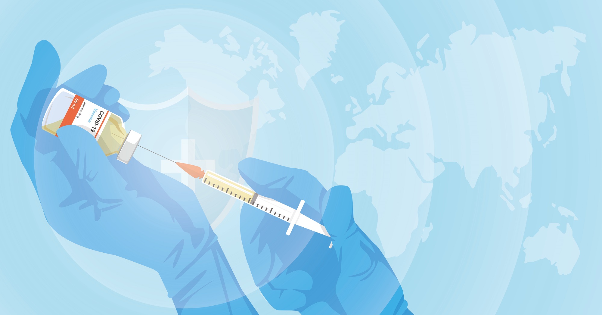 Hände mit medizinischen Gummihandschuhen ziehen den flüssigen Impfstoff einer COVID-19-Impfung von einem Behältnis in eine Spritze. Im Hintergrund ist eine Weltkarte zu sehen. 