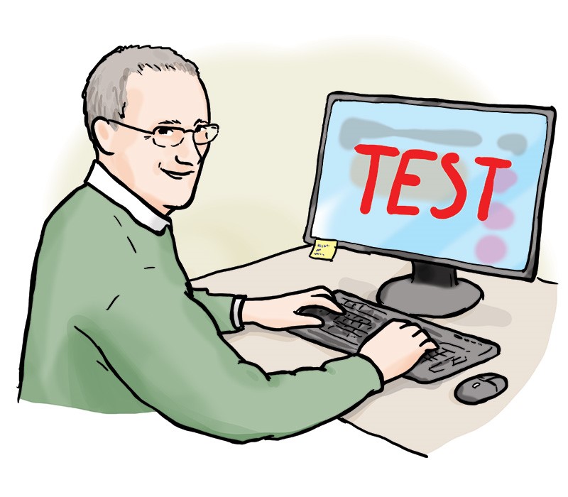ein älterer Herr sitzt vor dem Computer, dreht sich halb über den Rücken nach hinten um. Seine Hände liegen auf der Tastatur. Auf dem Bildschirm steht in großen roten Buchstaben "Test"