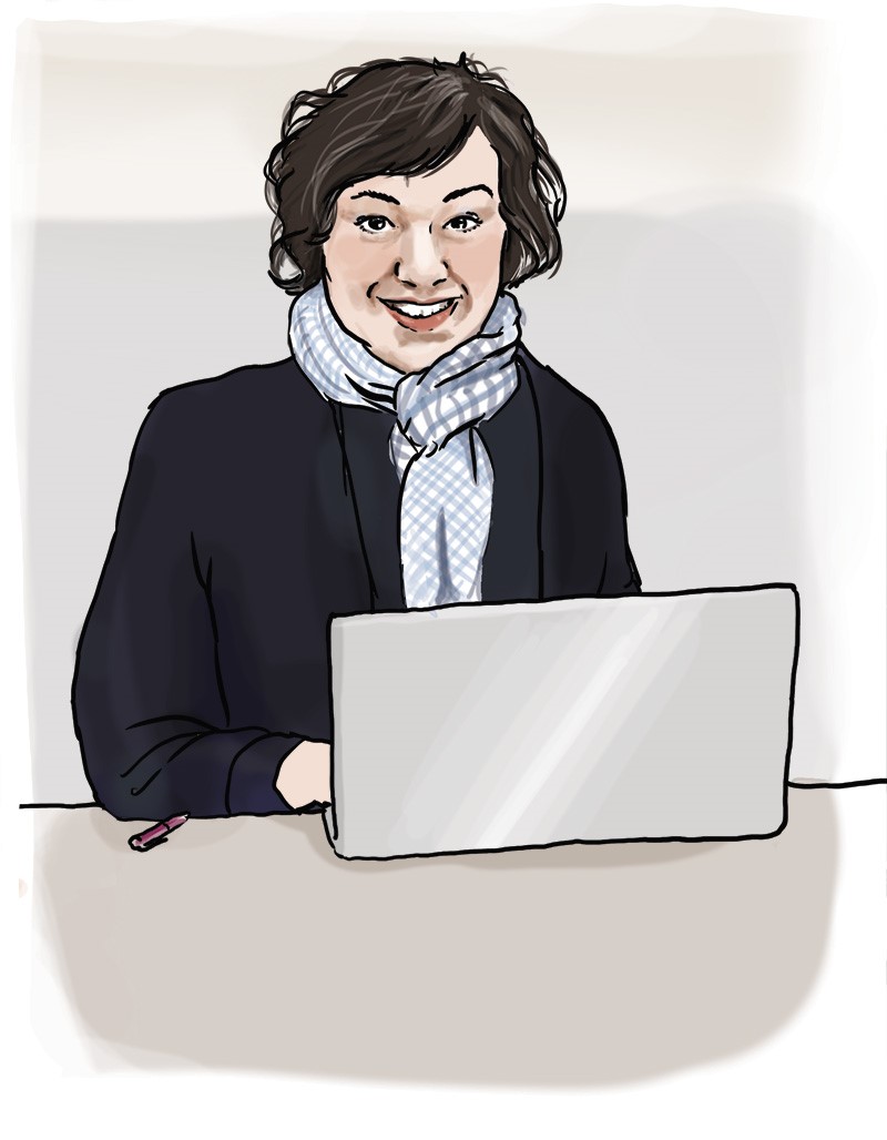 eine Frau sitzt lächelnd vor einem Laptop und schaut geradeaus über den Bildschirm hinaus